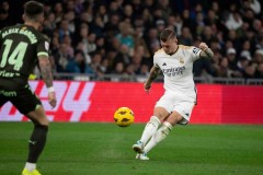 巴黎圣日耳曼欧冠伤病挑战巴塞罗那，能否逆境翻盘？